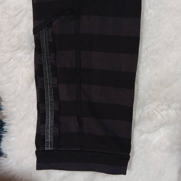 Lululemon black & gray stripe athletic crop leggings womens sz 4 - Picture 10 of 10